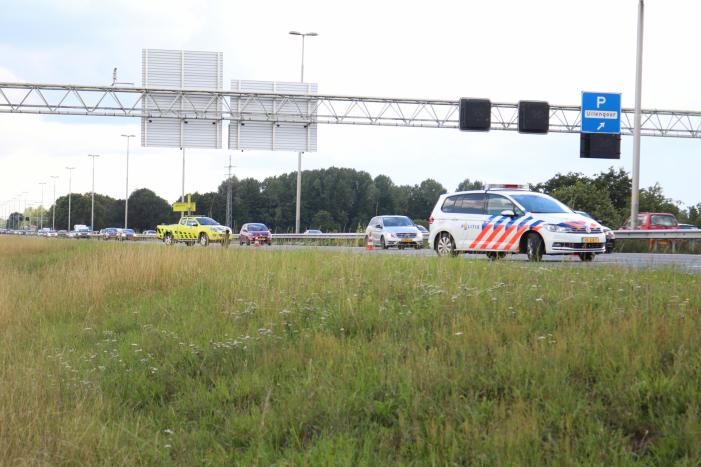 Flinke schade na ongeval tussen drie auto's en vrachtwagen