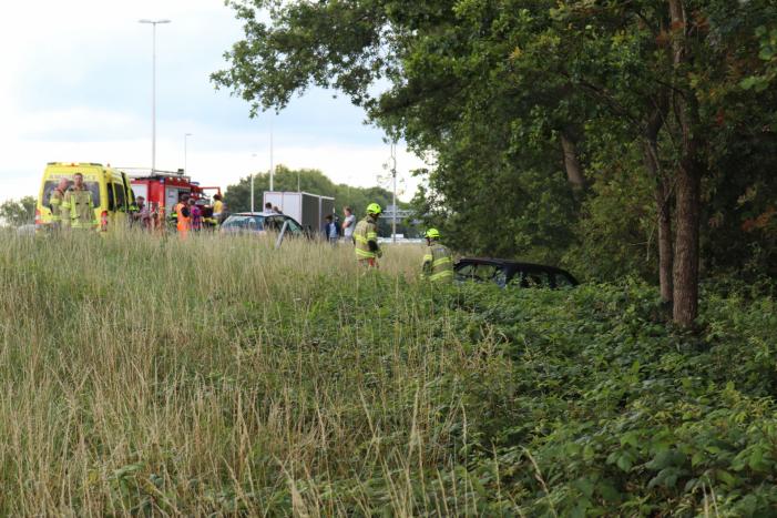 Flinke schade na ongeval tussen drie auto's en vrachtwagen