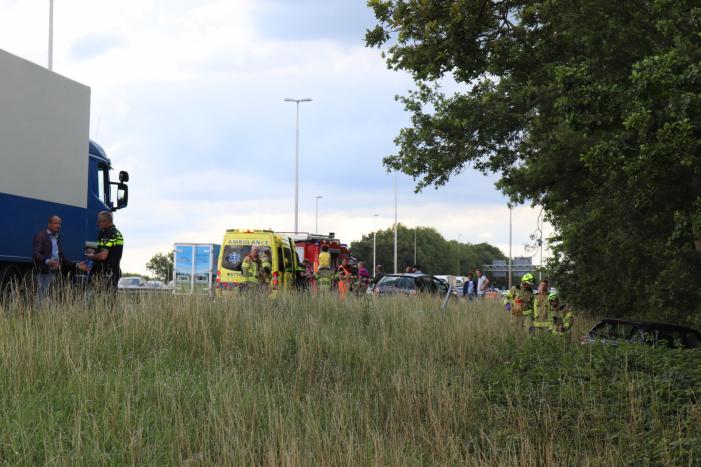 Flinke schade na ongeval tussen drie auto's en vrachtwagen