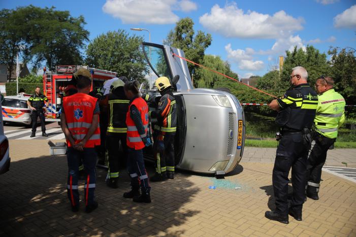Gewonde nadat auto op de kant beland