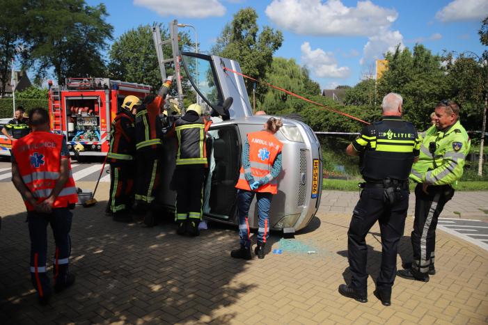 Gewonde nadat auto op de kant beland