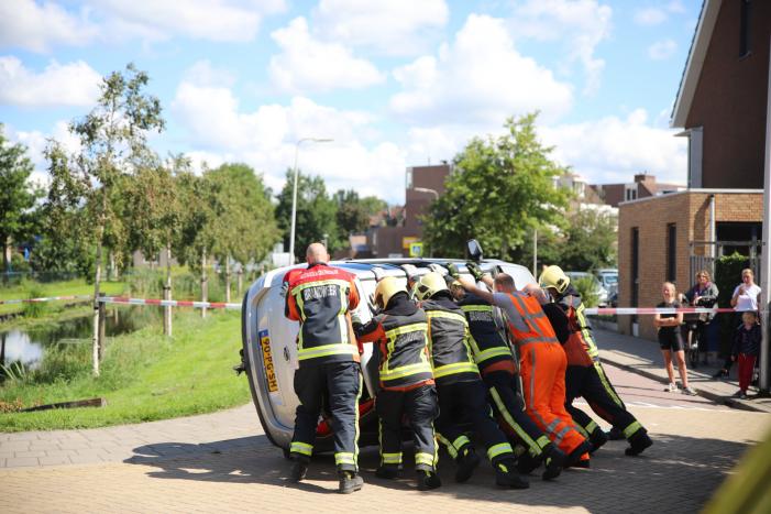 Gewonde nadat auto op de kant beland