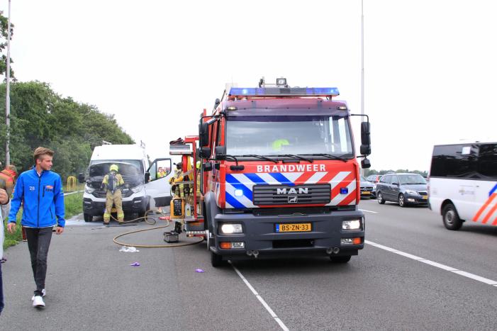 Drama op snelweg, camper vliegt in brand in de file