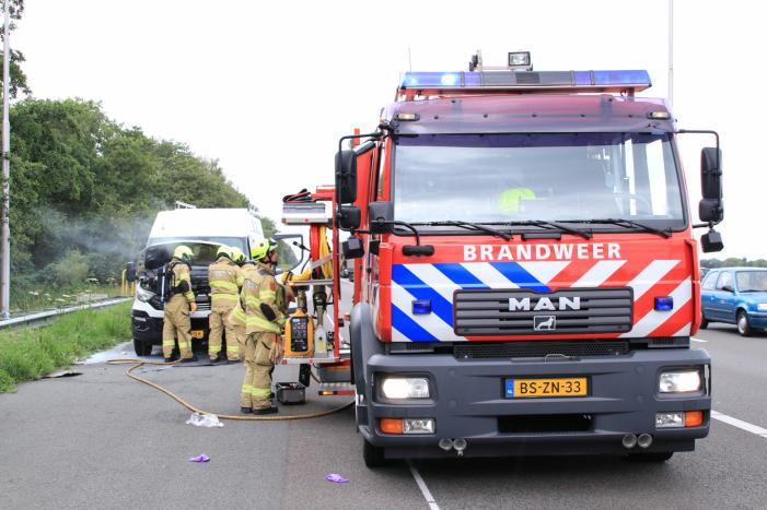 Drama op snelweg, camper vliegt in brand in de file