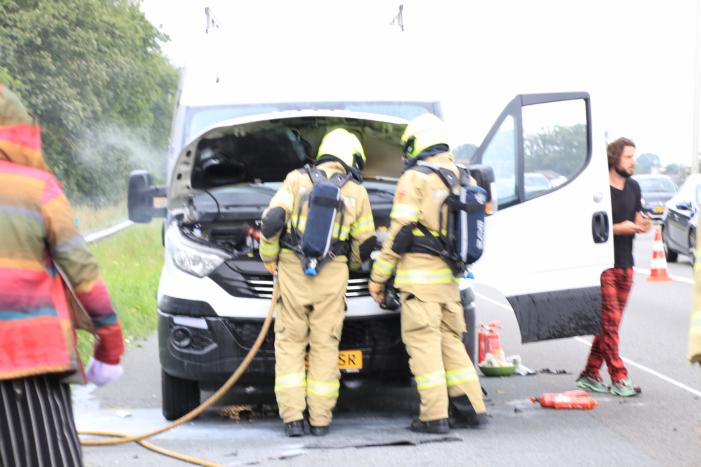 Drama op snelweg, camper vliegt in brand in de file