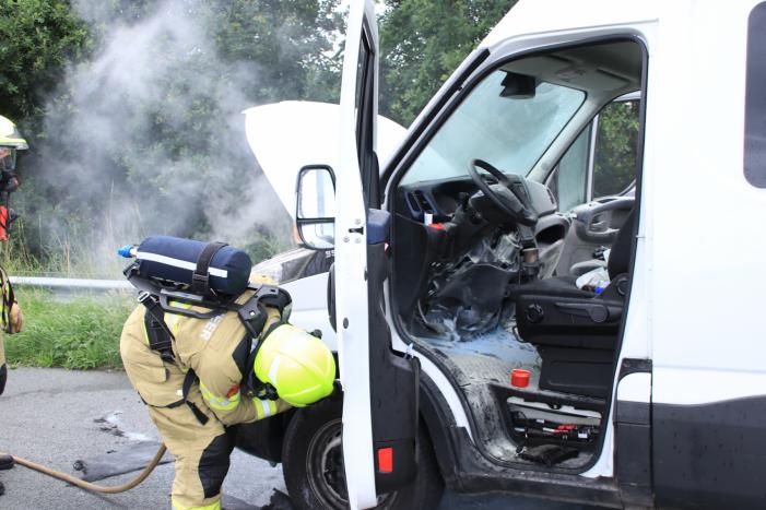 Drama op snelweg, camper vliegt in brand in de file