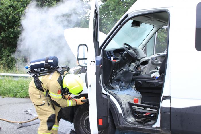 Drama op snelweg, camper vliegt in brand in de file