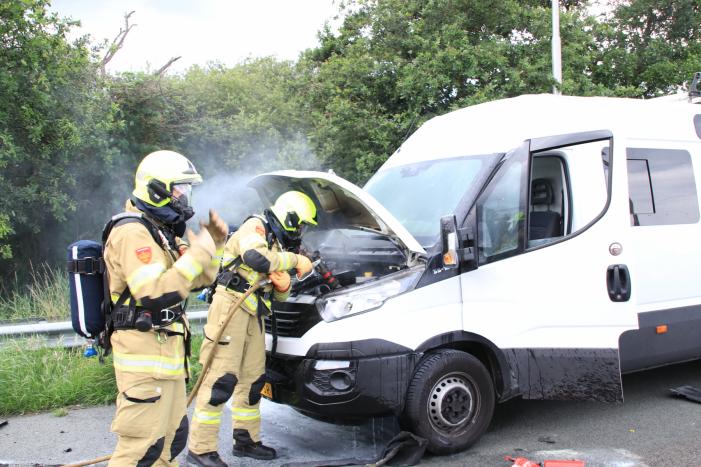 Drama op snelweg, camper vliegt in brand in de file