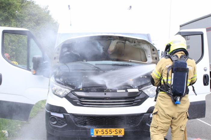 Drama op snelweg, camper vliegt in brand in de file