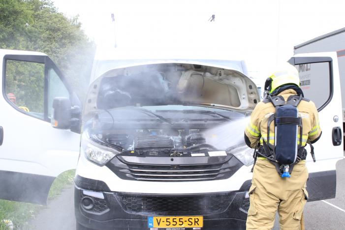 Drama op snelweg, camper vliegt in brand in de file