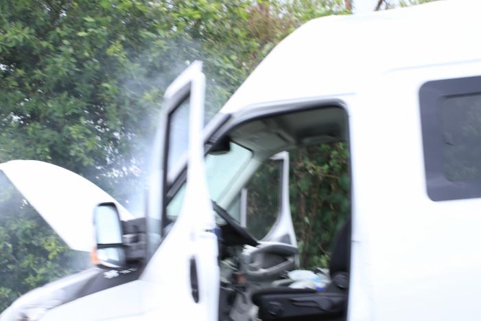 Drama op snelweg, camper vliegt in brand in de file