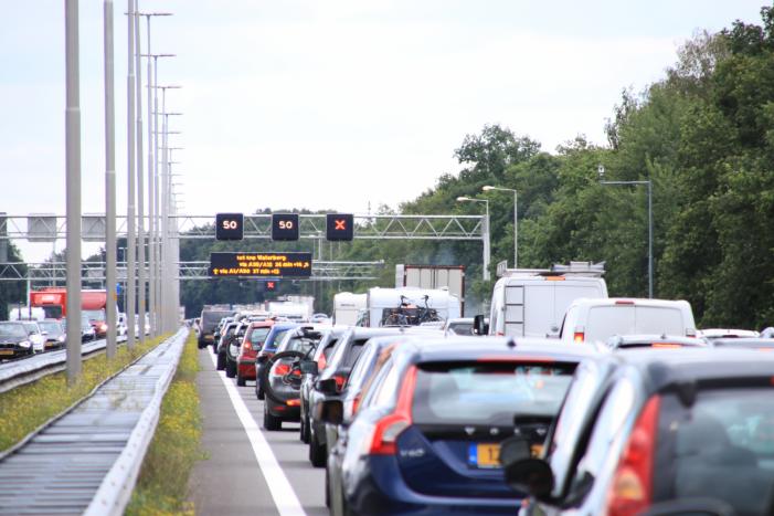 Drama op snelweg, camper vliegt in brand in de file