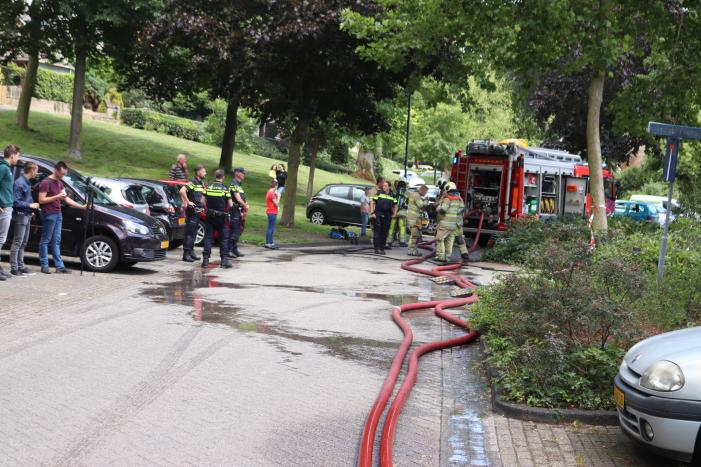 Straat afgezet na brand in woning