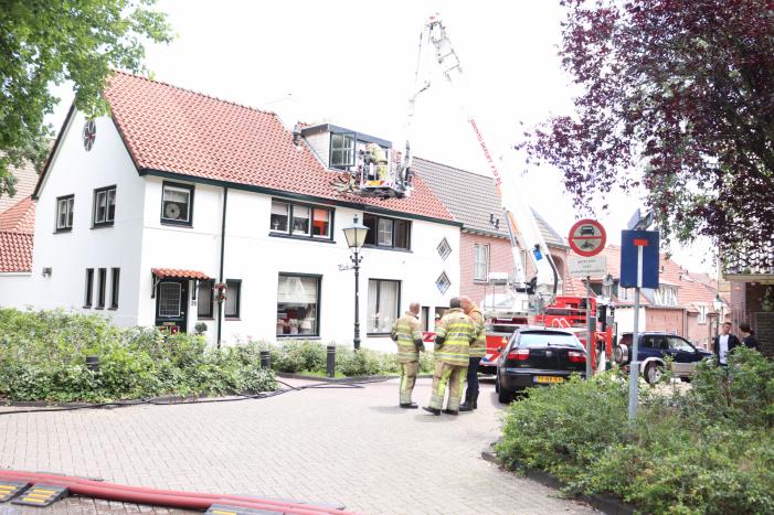 Straat afgezet na brand in woning