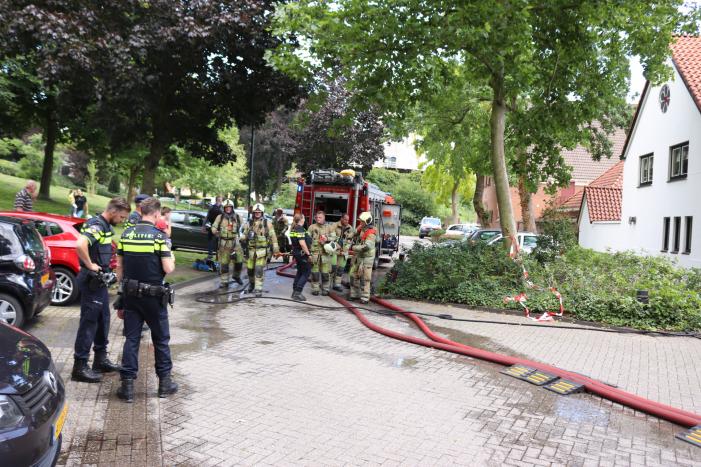 Straat afgezet na brand in woning