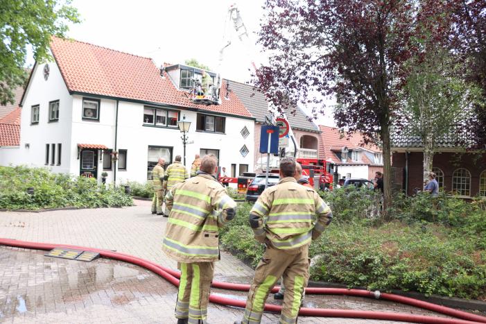Straat afgezet na brand in woning