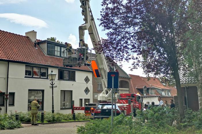 Straat afgezet na brand in woning