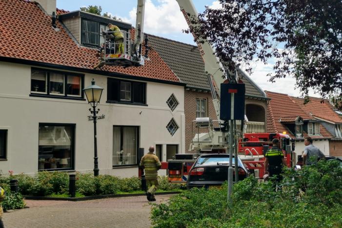 Straat afgezet na brand in woning