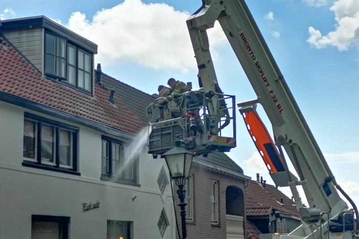 Straat afgezet na brand in woning