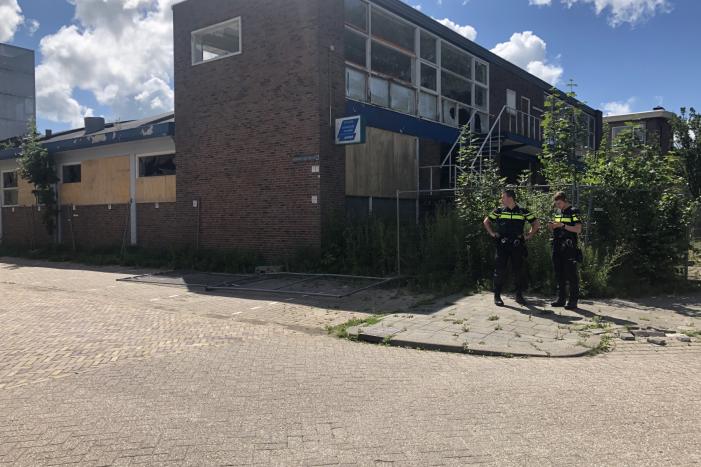 Brand in voormalig autoschadeherstelbedrijf