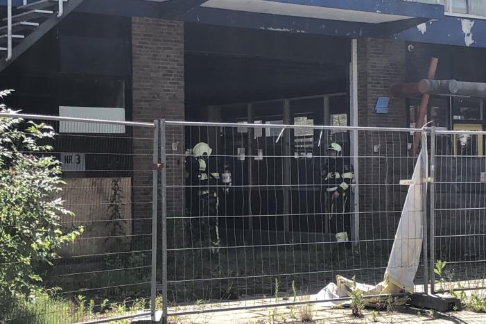 Brand in voormalig autoschadeherstelbedrijf