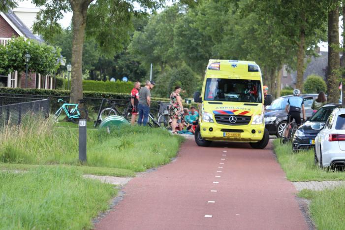 Wielrenner knalt in zijkant auto