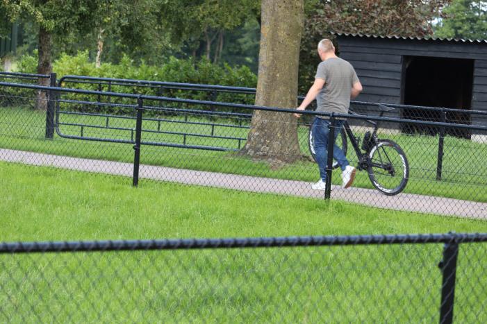 Wielrenner knalt in zijkant auto