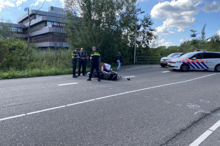 Scooterrijder ernstig gewond bij verkeersongeval