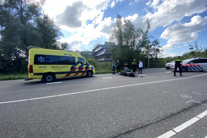 Scooterrijder ernstig gewond bij verkeersongeval