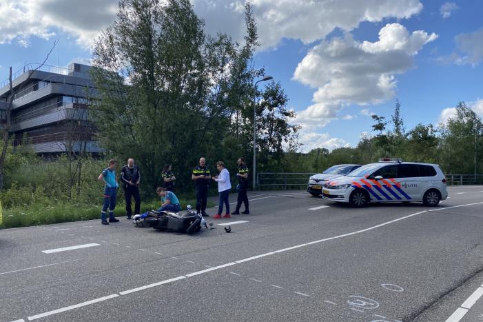 Scooterrijder ernstig gewond bij verkeersongeval