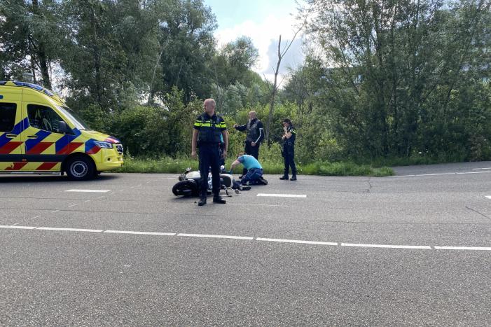 Scooterrijder ernstig gewond bij verkeersongeval