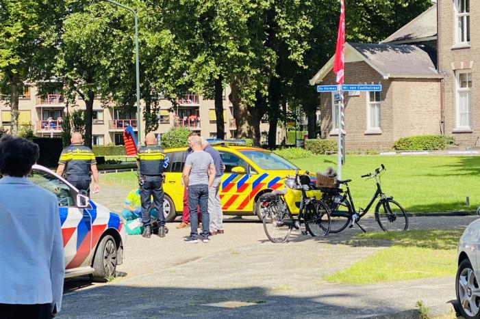 Twee fietsers botsen op elkaar