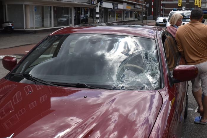 Autoruit zwaar beschadigd na aanrijding met fietsster