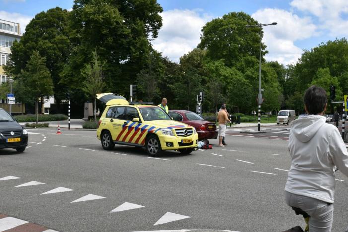Autoruit zwaar beschadigd na aanrijding met fietsster