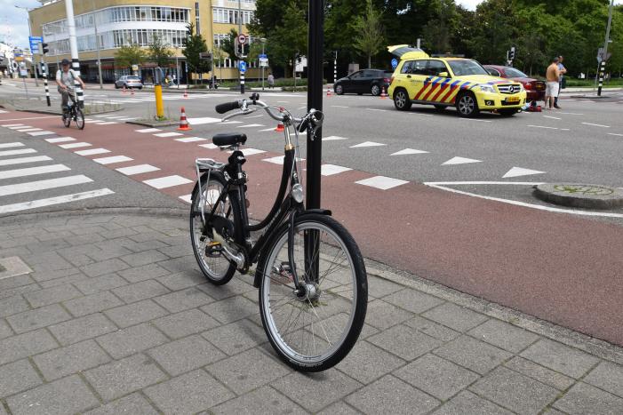 Autoruit zwaar beschadigd na aanrijding met fietsster