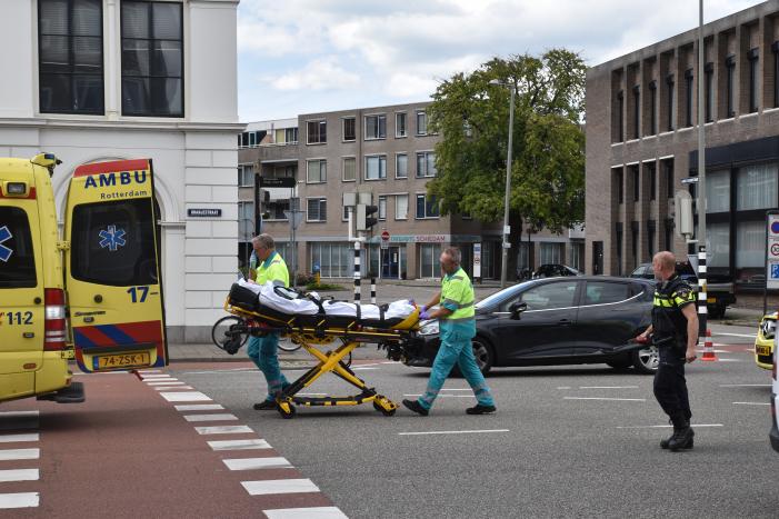Autoruit zwaar beschadigd na aanrijding met fietsster