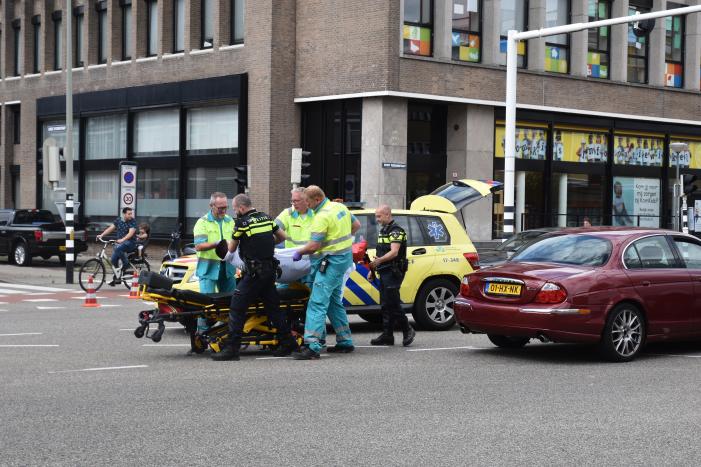 Autoruit zwaar beschadigd na aanrijding met fietsster