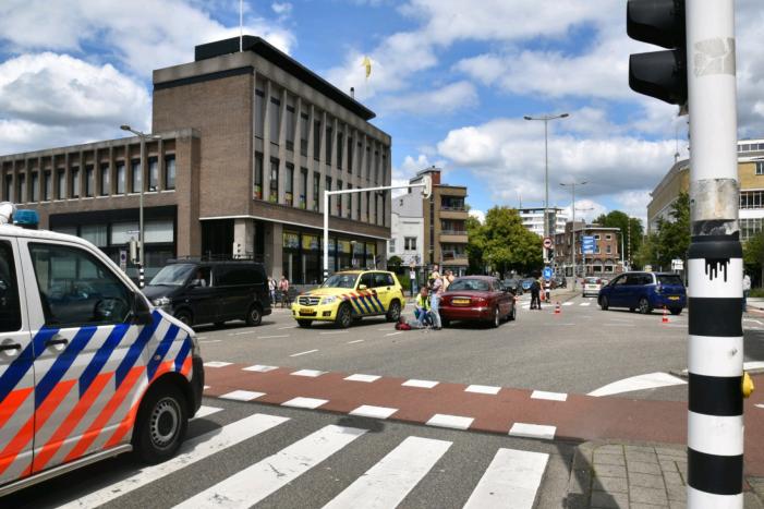 Autoruit zwaar beschadigd na aanrijding met fietsster