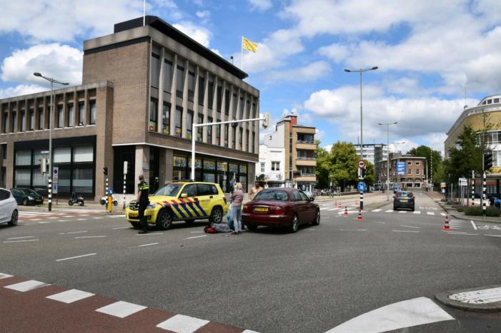Autoruit zwaar beschadigd na aanrijding met fietsster