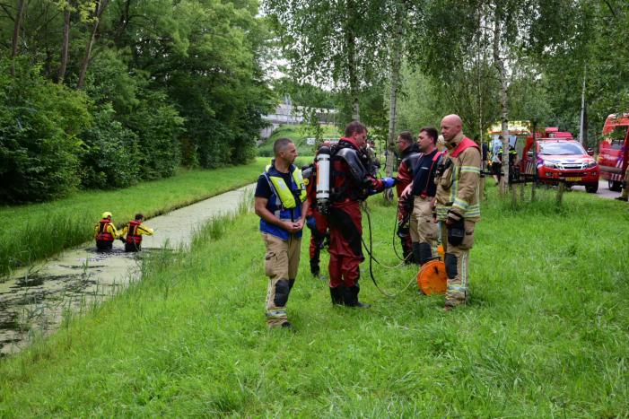 Brandweer doorzoekt sloot na aantreffen kinderfiets
