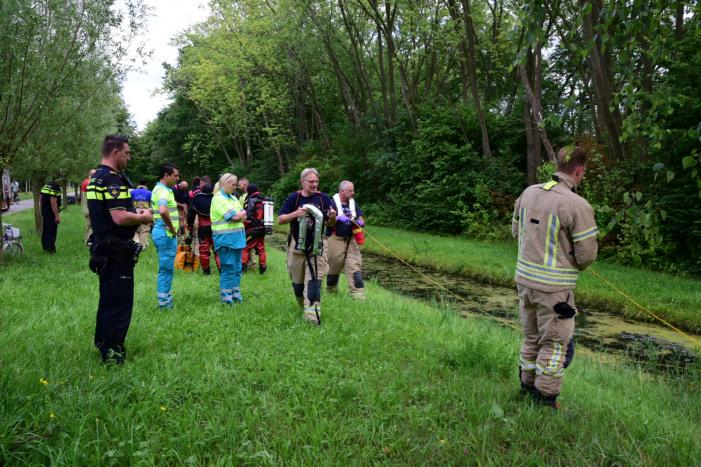 Brandweer doorzoekt sloot na aantreffen kinderfiets