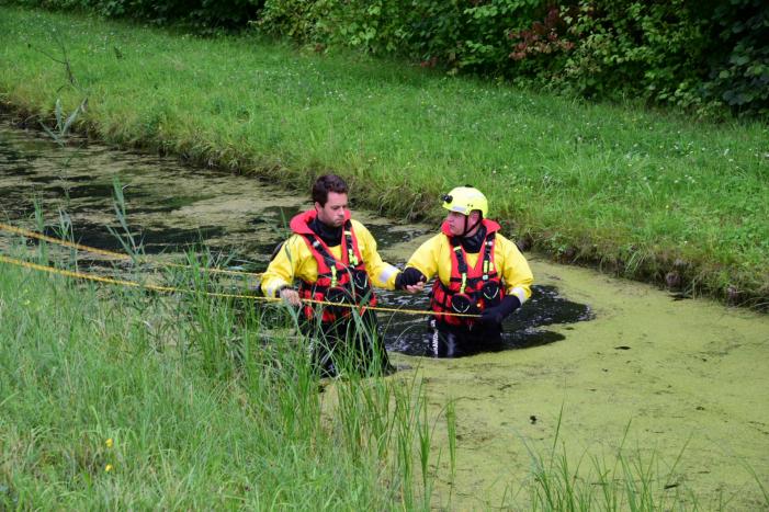 Brandweer doorzoekt sloot na aantreffen kinderfiets