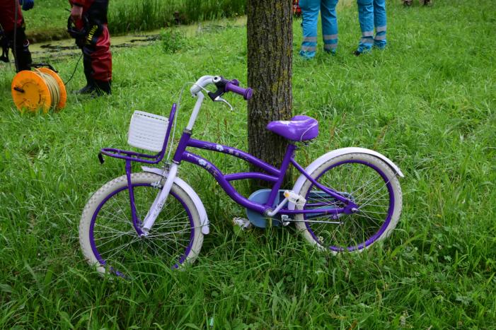 Brandweer doorzoekt sloot na aantreffen kinderfiets