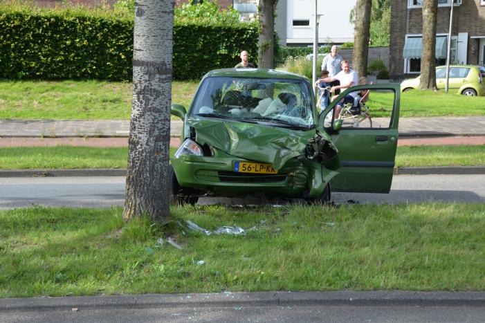 Auto knalt tegen boom