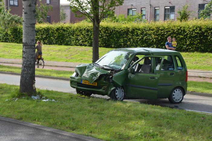 Auto knalt tegen boom