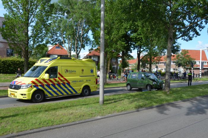 Auto knalt tegen boom