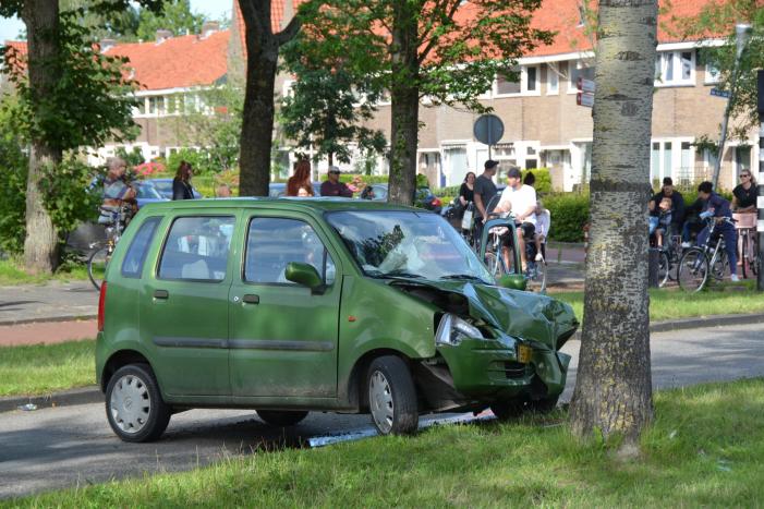 Auto knalt tegen boom