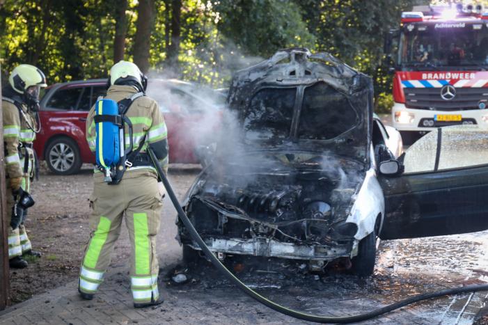 Auto totaal verwoest door brand