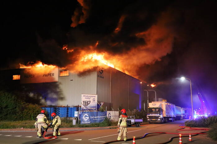 Zeer grote uitslaande brand in loods