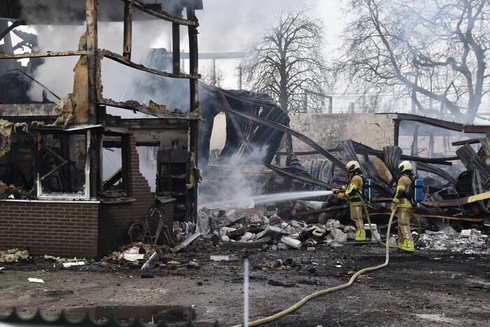 Bedrijfspanden verwoest door brand, overslag naar vuurwerkopslag voorkomen